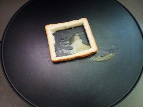 把煎饼机提前预热，下黄油小火融化，放上吐司圈