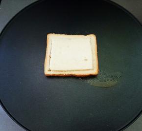 把取出的吐司盖回