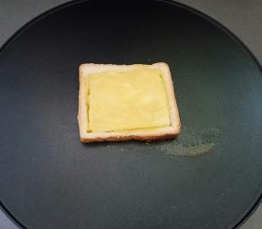 上面再倒上一层的鸡蛋液。