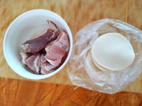 猪肉250克。饺子皮一斤