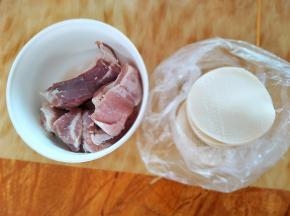 猪肉250克。饺子皮一斤