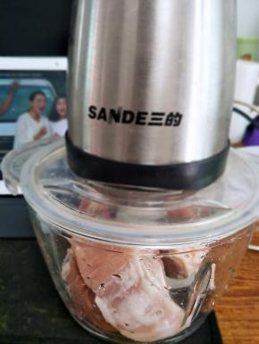 把猪肉放进去搅碎机。我喜欢自己搅猪肉。你叫卖肉的帮你搅好也行