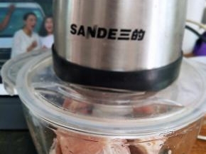 把猪肉放进去搅碎机。我喜欢自己搅猪肉。你叫卖肉的帮你搅好也行