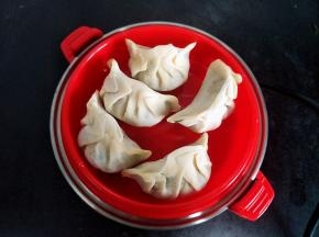 把小盘子放上蒸饺