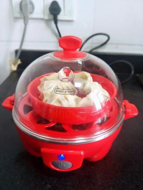 盖好盖子。插插头，按开关！蓝色的灯灯亮了