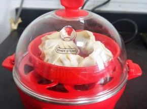 盖好盖子。插插头，按开关！蓝色的灯灯亮了