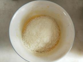 椰蓉馅:黄油加鸡蛋液、细砂糖隔热水融化后加入椰蓉拌匀即可。