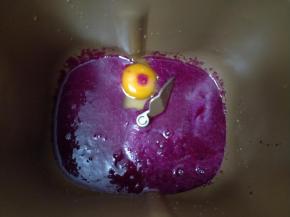 中种面团:面包机先放入火龙果泥、鸡蛋和盐。