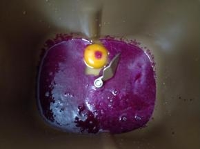 中种面团:面包机先放入火龙果泥、鸡蛋和盐。