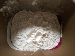 加入主面团材料中除黄油外的所有材料，启动揉面程序15分钟。