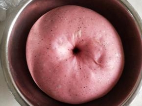 放至温暖处发酵一小时左右，用手指沾面粉戳洞，不回缩也不塌陷即可。