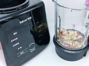 将五谷杂粮倒入米厨破壁机杯中。