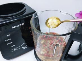 加入纯净水至1200ml，再加入冰糖。(冰糖的量可以根据个人喜欢增减)