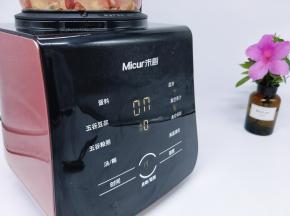 将米厨破壁机连接电源。