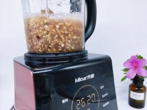 将杯子放在机身上。