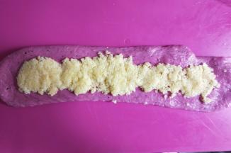 按扁再擀成长舌状，放入适量椰蓉馅。