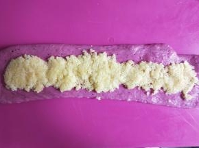 按扁再擀成长舌状，放入适量椰蓉馅。