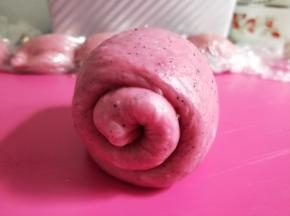 从上往下卷起来。