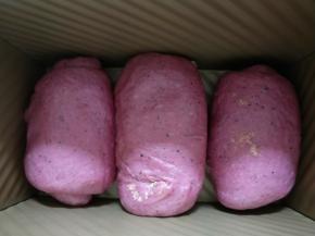 三个面团依次擀好，放入模具。放入烤箱进行发酵，温度35度，旁边放一碗热水。