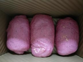 三个面团依次擀好，放入模具。放入烤箱进行发酵，温度35度，旁边放一碗热水。