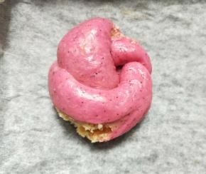 将扭转的面团打个结。