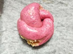 将扭转的面团打个结。