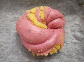 放入烤箱进行发酵，发酵至两倍大入预热好的烤箱中层180度烤15分钟即可。