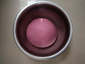 面团滚圆盖保鲜膜放入温暖处发酵。