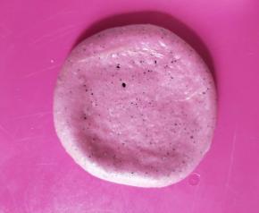 再擀开，用剪刀上下左右剪12下。