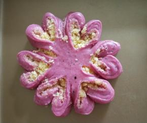 将开口两两相对拧成心形。放入烤箱发酵，旁边放一碗热水。