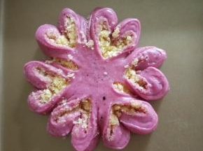 将开口两两相对拧成心形。放入烤箱发酵，旁边放一碗热水。