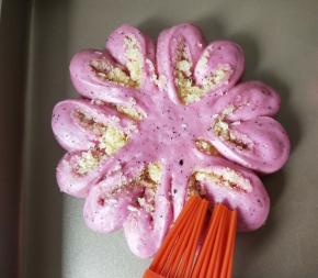 发酵至两倍大，取出表面刷全蛋液，入预热好的烤箱180度中层烤15分钟。