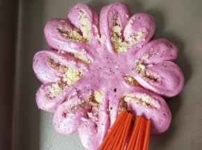 发酵至两倍大，取出表面刷全蛋液，入预热好的烤箱180度中层烤15分钟。