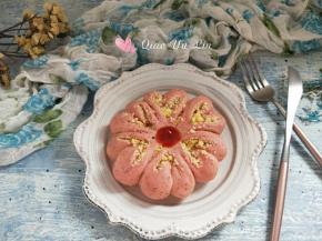 红龙果椰蓉花朵面包。