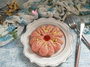 红龙果椰蓉花朵面包。