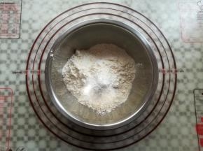 找一个干净的盆子放入低筋面粉和泡打粉
