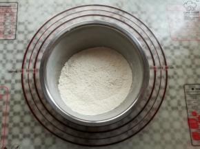 低筋面粉和泡打粉混合均匀后放一边备用