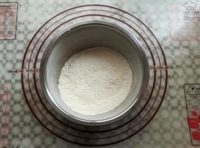 低筋面粉和泡打粉混合均匀后放一边备用