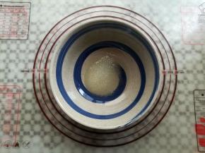 再找一个大碗，放入水，玉米油和白砂糖充分溶解白砂糖