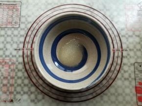 再找一个大碗，放入水，玉米油和白砂糖充分溶解白砂糖