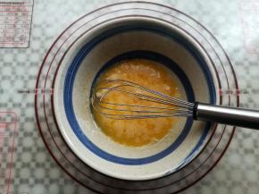 加入鸡蛋混合均匀，不需要打发