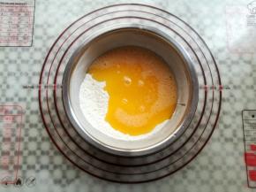 把液体倒入面粉里