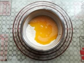 把液体倒入面粉里