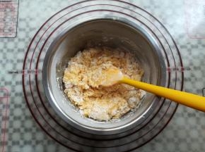 用硅胶刮刀把面粉和蛋液翻拌均匀，也可以戴上一次性手套抓成团