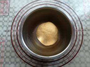 面团揉光滑后放室温下静置半小时