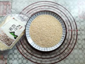 准备一个盘子，倒入50克的白芝麻