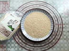 准备一个盘子，倒入50克的白芝麻