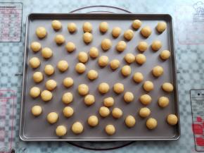 把面团分成5克大小的小剂子