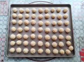 所有的面团依次放入烤盘里，在馒头上喷几滴水，防止烤的过程中芝麻脱落