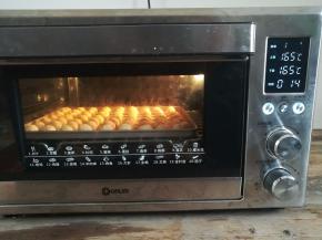 芝麻小馒头放入预热好的烤箱中下层，上下火165度烤14分钟